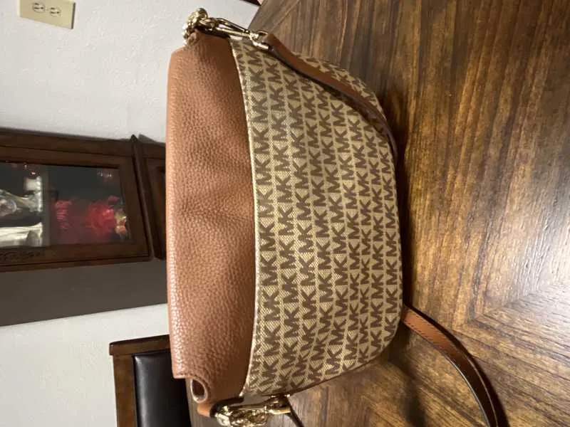 Evie Medium Logo Shoulder Bag